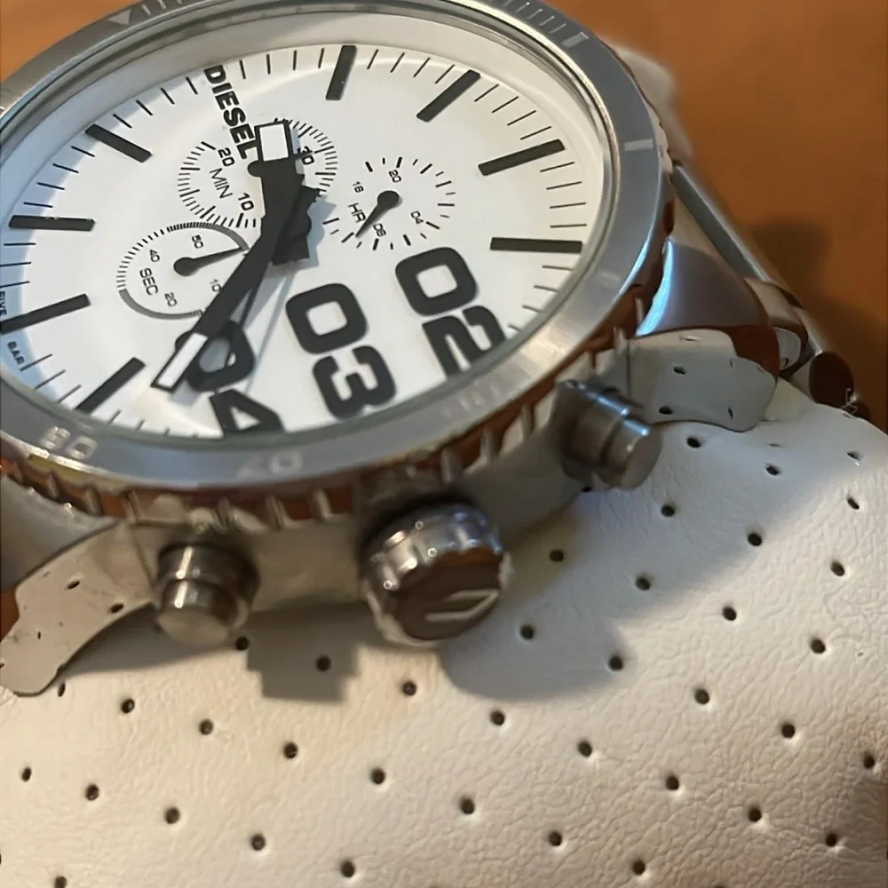 Diesel Men’s Stainless Steel Watch – Bold Modern Design – Quartz Movement